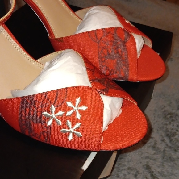 HER Universe Disney Lilo & Stitch Tiki Heelssize 11 - Picture 4 of 11